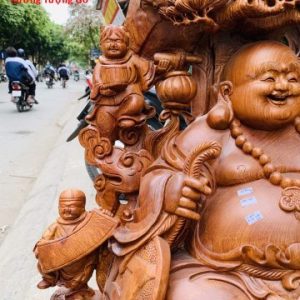Di Lặc cửu tiểu ngồi tùng gỗ hương ta. Di Lặc cửu tiểu ngồi tùng gỗ hương ta.