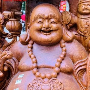 Di Lặc cửu tiểu ngồi tùng gỗ hương ta. Di Lặc cửu tiểu ngồi tùng gỗ hương ta.