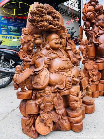 Di Lặc cửu tiểu ngồi tùng gỗ hương ta. Di Lặc cửu tiểu ngồi tùng gỗ hương ta.