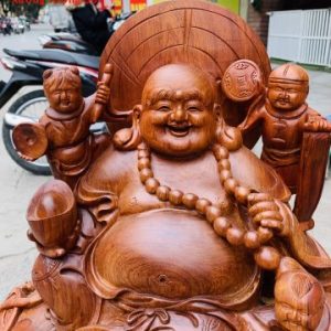 Di Lặc Cửu tiểu ngồi bao tiền nu hương.