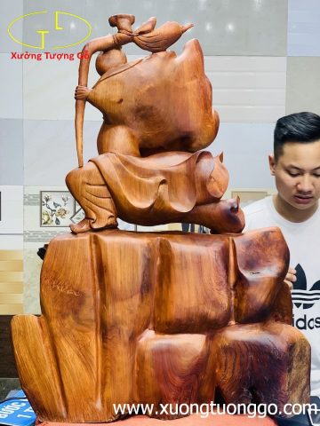 Đạt ma múa võ đứng tùng gỗ hương Đạt ma múa võ đứng tùng gỗ hương