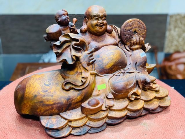 Di lặc nhất tiểu ngồi tiền gỗ hương ta Di lặc nhất tiểu ngồi tiền gỗ hương ta