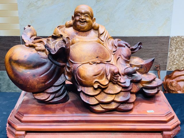 Di Lặc ngồi bao tiền hương ta Di Lặc ngồi bao tiền hương ta