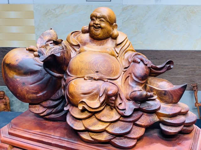 Di Lặc ngồi bao tiền hương ta Di Lặc ngồi bao tiền hương ta