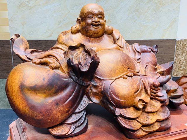 Di Lặc ngồi bao tiền hương ta Di Lặc ngồi bao tiền hương ta