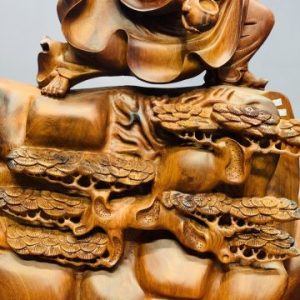 Đạt Ma múa võ đứng tùng gỗ hương