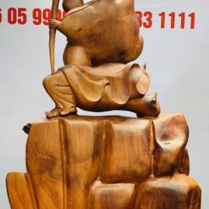 Đạt Ma múa võ đứng tùng gỗ hương