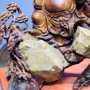 Di Lặc tam tiểu đứng tùng ôm đá