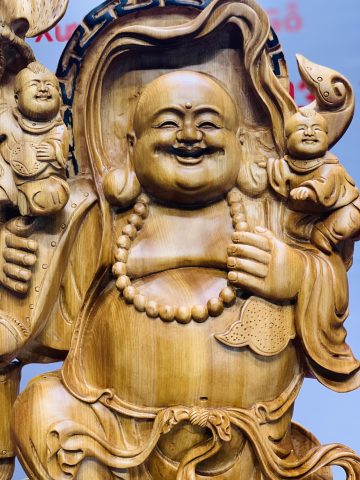 Di Lặc đứng trống tam tiểu gánh gậy như ý ngọc am. Di Lặc đứng trống tam tiểu gánh gậy như ý ngọc am.