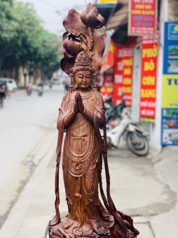 Quan Âm ngự cá chép hóa rồng gỗ cẩm. Quan Âm ngự cá chép hóa rồng gỗ cẩm.