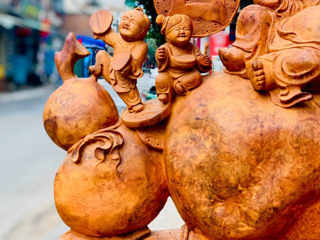 Di Lặc ngũ tiểu ngồi bao tiền nu hương Di Lặc ngũ tiểu ngồi bao tiền nu hương