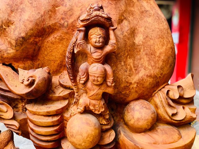 Di Lặc ngũ tiểu ngồi bao tiền nu hương Di Lặc ngũ tiểu ngồi bao tiền nu hương