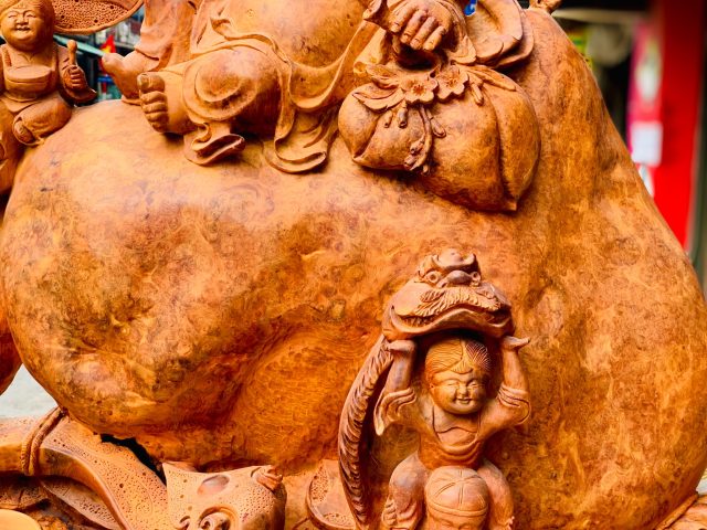 Di Lặc ngũ tiểu ngồi bao tiền nu hương Di Lặc ngũ tiểu ngồi bao tiền nu hương