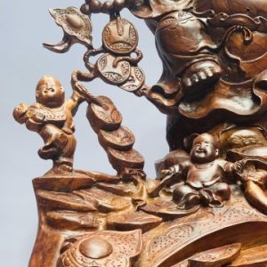 Di Lặc ngũ tiểu vác đào gỗ cẩm.