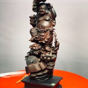 Di Lặc đứng nghê trắc.