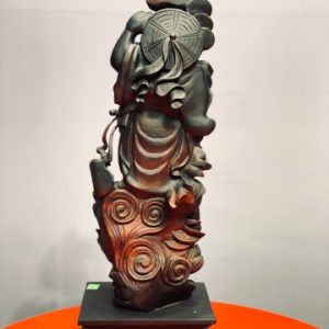 Di Lặc đứng nghê trắc.