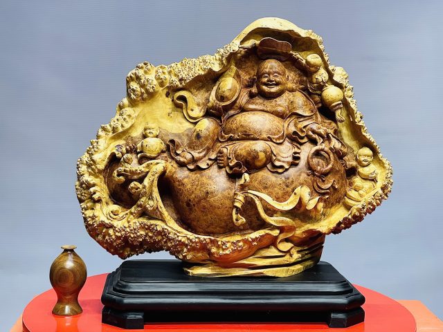 Di lặc tam tiểu ngồi bao nu hương. Di lặc tam tiểu ngồi bao nu hương.