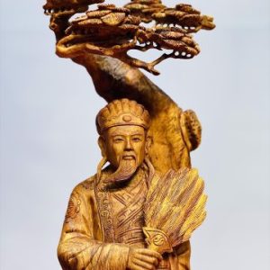 Khổng Minh đứng tùng gỗ sưa.