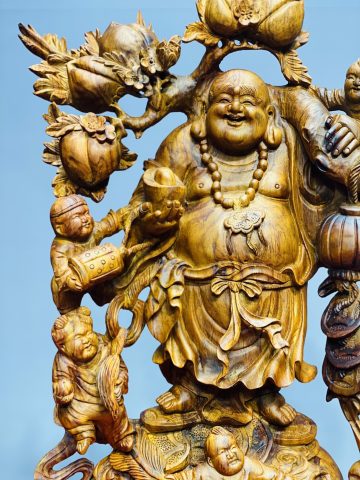 Di Lặc ngũ tiểu vác đào sưa. Di Lặc ngũ tiểu vác đào sưa.