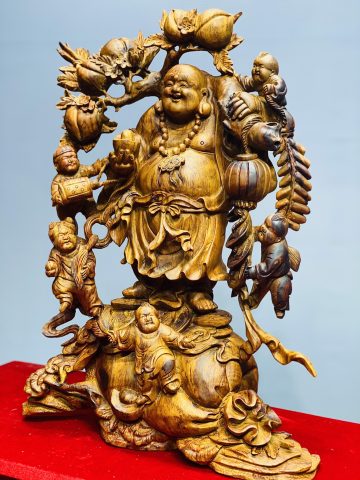 Di Lặc ngũ tiểu vác đào sưa. Di Lặc ngũ tiểu vác đào sưa.