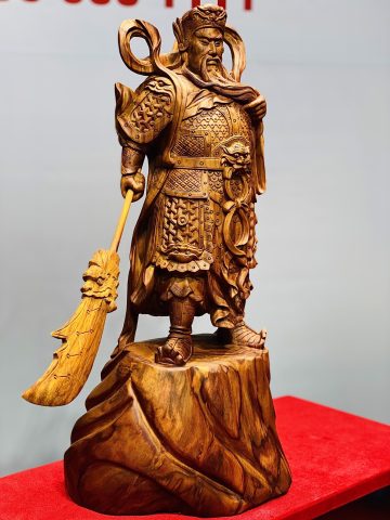 Quan Công xách đao gỗ sưa. Quan Công xách đao gỗ sưa.