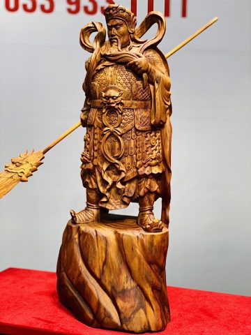 Quan Công xách đao gỗ sưa. Quan Công xách đao gỗ sưa.