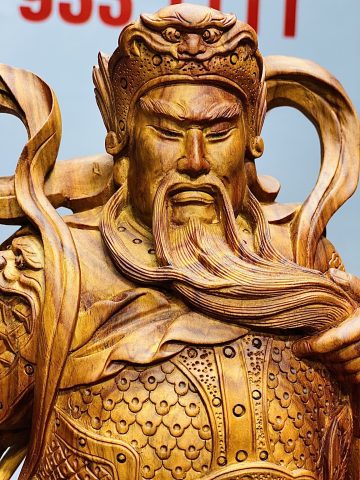 Quan Công xách đao gỗ sưa. Quan Công xách đao gỗ sưa.