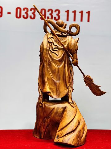 Quan Công xách đao gỗ sưa. Quan Công xách đao gỗ sưa.