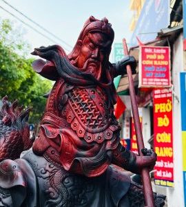 Quan Công múa võ gỗ trắc.