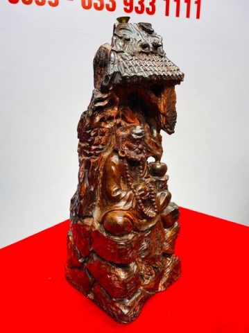 Đạt Ma Ngồi Thiền Dưới Mái Chùa Gỗ Trắc
