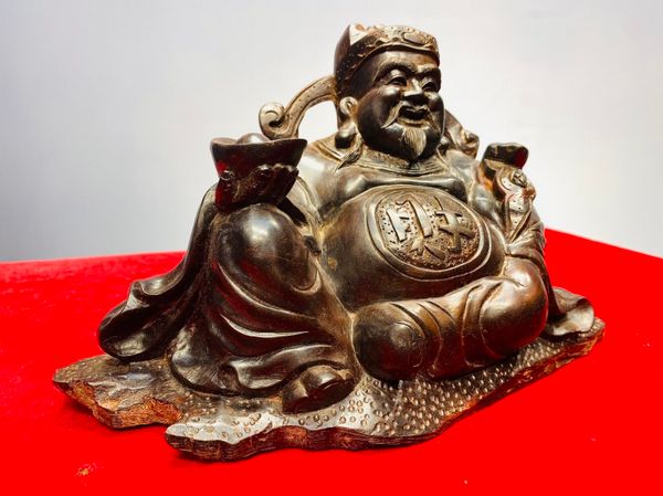 Thần Tài Ngồi Cầm Vàng Gỗ Trắc