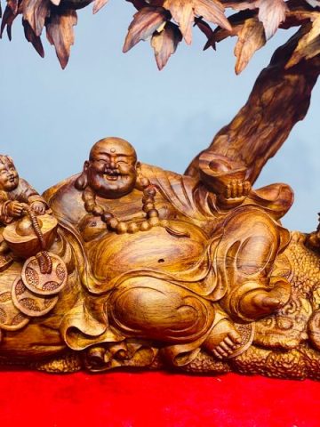 Di Lạc Tam Tiểu Nghê Ngồi Bao Tiền Dưới Cây Gỗ Sưa