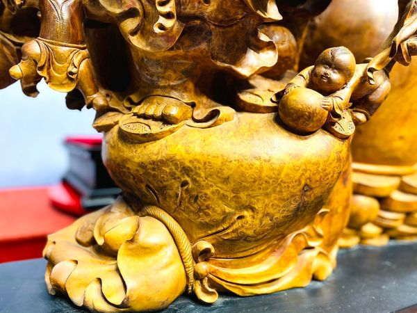 Di Lạc Vác Cành Đào Cửu Tiểu Chum Vàng Cây Tùng Gỗ Nu Hương