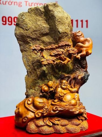 Di Lạc Ngồi Bao Tiền Dưới Tùng Ôm Đá Tự Nhiên Gỗ Hương