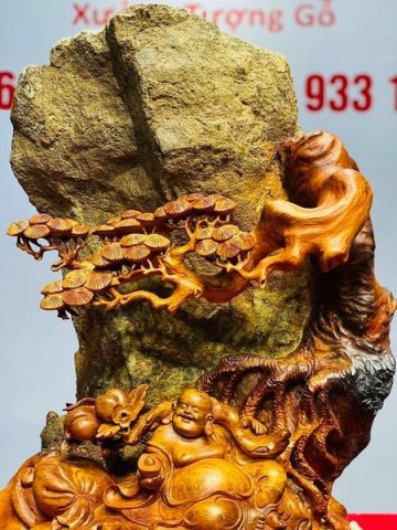 Di Lạc Ngồi Bao Tiền Dưới Tùng Ôm Đá Tự Nhiên Gỗ Hương