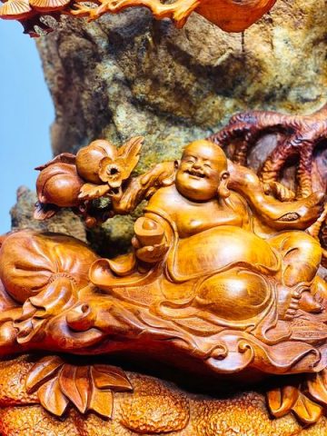 Di Lạc Ngồi Bao Tiền Dưới Tùng Ôm Đá Tự Nhiên Gỗ Hương