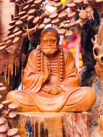 Đạt Ma Sư Tổ Ngồi Thiền Dưới Cây Tùng Gỗ Hương
