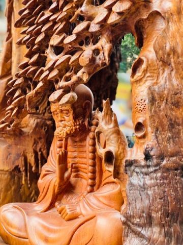 Đạt Ma Sư Tổ Ngồi Thiền Dưới Cây Tùng Gỗ Hương