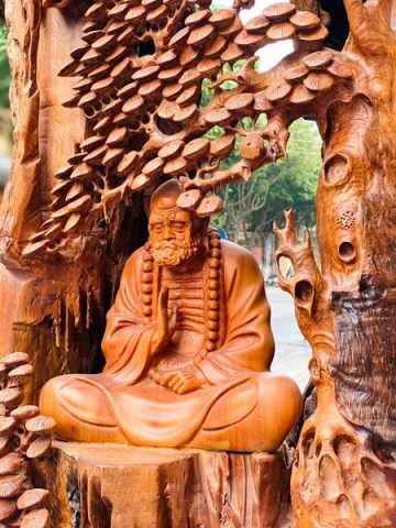 Đạt Ma Sư Tổ Ngồi Thiền Dưới Cây Tùng Gỗ Hương