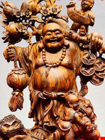 Di Lạc Nhị Tiểu Vác Cành Đào Đứng Bao Tiền Gỗ Sưa