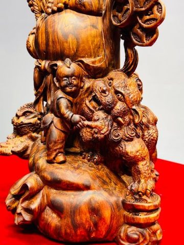 Di Lạc Nhị Tiểu Vác Cành Đào Đứng Bao Tiền Gỗ Sưa