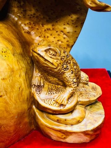 Di Lạc Tam Tiểu Vác Cành Đào Đứng Bao Tiền Gỗ Nu Ngọc Am