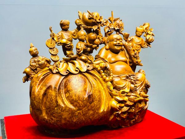 Di Lạc Ngũ Tiểu Vác Cành Đào Ngồi Bao Tiền Gỗ Nu Hương