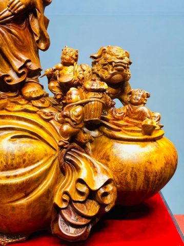 Di Lạc Vác Cành Đào Ngũ Tiểu Nhất Nghê Đứng Bao TIền Gỗ Nu Hương