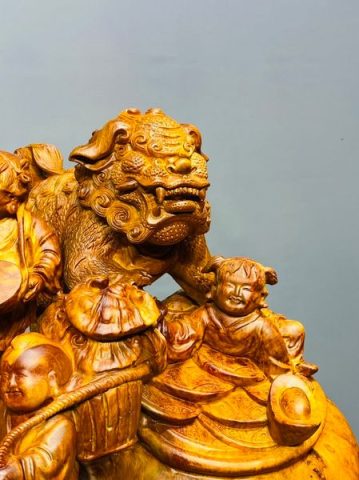 Di Lạc Vác Cành Đào Ngũ Tiểu Nhất Nghê Đứng Bao TIền Gỗ Nu Hương