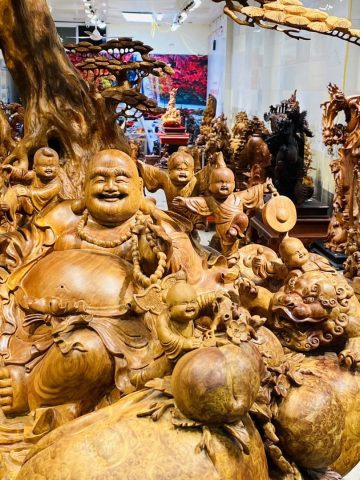 Di Lạc Cửu Tiểu Nghê Thiềm Thừ Ngồi Gốc Tùng Gỗ Nu Hương Di Lạc Cửu Tiểu Nghê Thiềm Thừ Ngồi Gốc Tùng Gỗ Nu Hương
