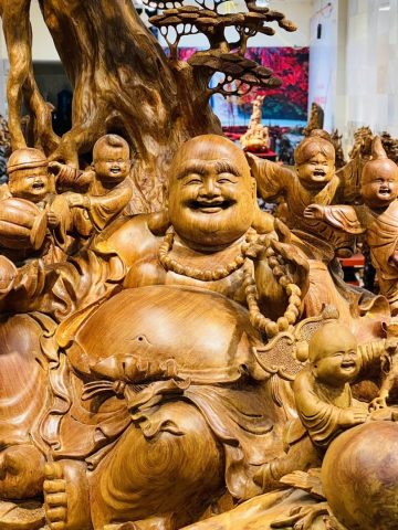 Di Lạc Cửu Tiểu Nghê Thiềm Thừ Ngồi Gốc Tùng Gỗ Nu Hương Di Lạc Cửu Tiểu Nghê Thiềm Thừ Ngồi Gốc Tùng Gỗ Nu Hương
