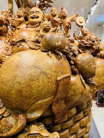 Di Lạc Cửu Tiểu Nghê Thiềm Thừ Ngồi Gốc Tùng Gỗ Nu Hương Di Lạc Cửu Tiểu Nghê Thiềm Thừ Ngồi Gốc Tùng Gỗ Nu Hương