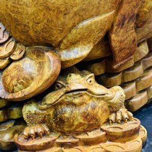 Di Lạc Cửu Tiểu Nghê Thiềm Thừ Ngồi Gốc Tùng Gỗ Nu Hương Di Lạc Cửu Tiểu Nghê Thiềm Thừ Ngồi Gốc Tùng Gỗ Nu Hương