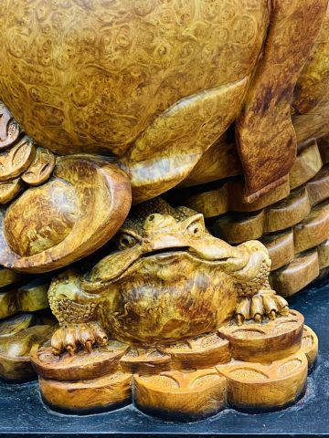Di Lạc Cửu Tiểu Nghê Thiềm Thừ Ngồi Gốc Tùng Gỗ Nu Hương Di Lạc Cửu Tiểu Nghê Thiềm Thừ Ngồi Gốc Tùng Gỗ Nu Hương